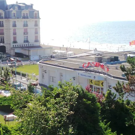 Le Crisenoy Apartment *